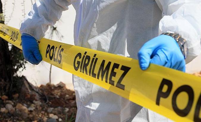 Kötü koku ihbarına gelen polis, cesetle karşılaştı