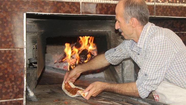 320 derece fırın ateşinin karşısında ekmek mücadelesi