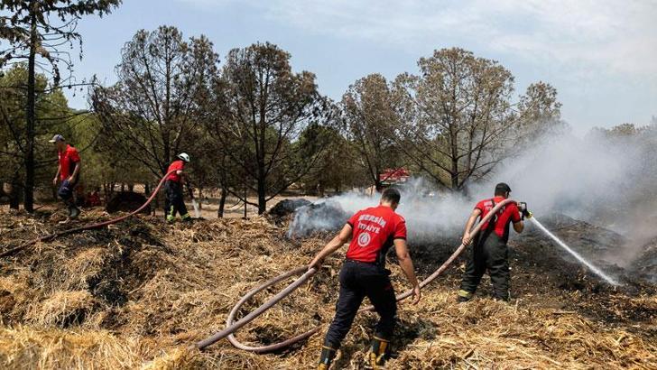 Mersin'de orman yakınında saman balyaları, alev alev yandı