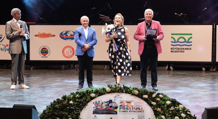 'Yılın sanatçısı' ödülü Sumru Yavrucuk ve Şevket Çoruh'un oldu