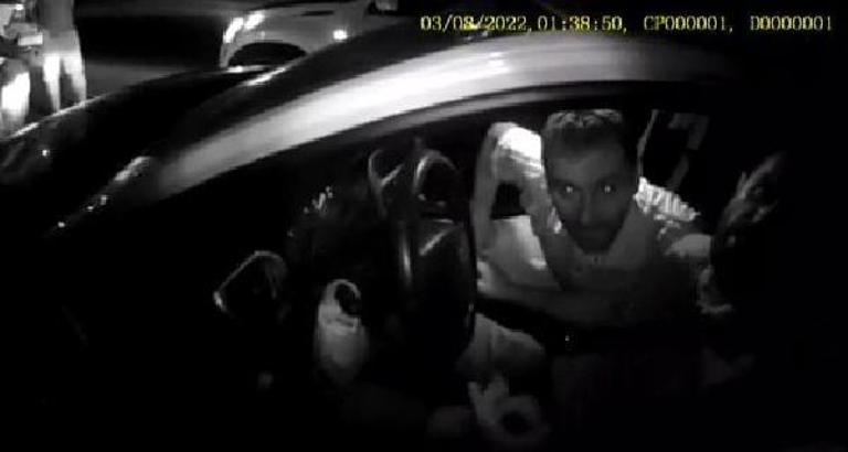 Alkollü sürücü ve arkadaşları denetim yapan ekiplere direnince gözaltına alındı