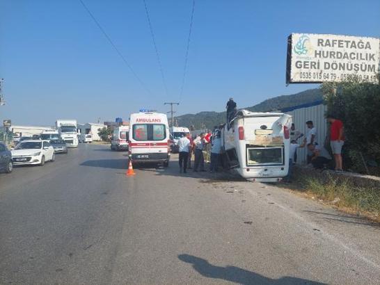 İzmir'de yolcu minibüsü ile otomobil çarpıştı: 5 yaralı
