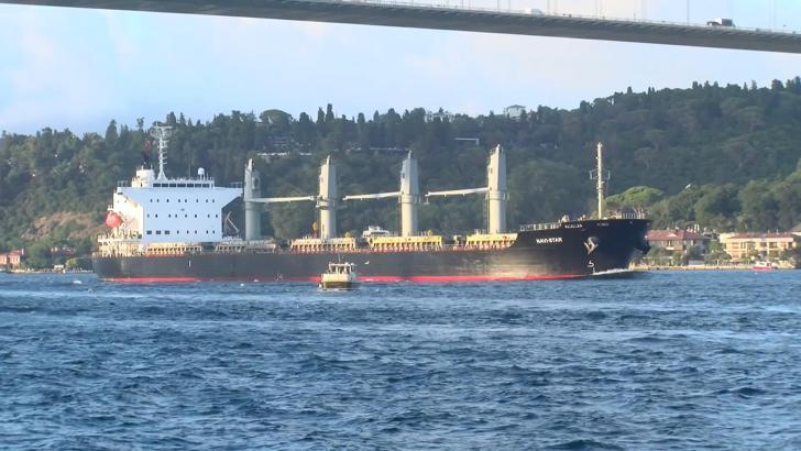 Tahıl yüklü gemi 'Navıstar' İstanbul Boğazı'ndan geçti
