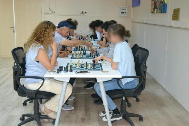 Suça sürüklenen çocuk ve kadın yükümlülere, satranç kursu