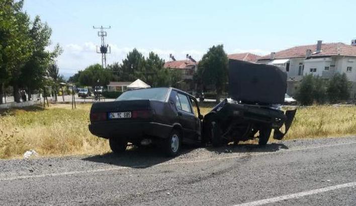Kamyonetle çarpışan otomobil ikiye bölündü: 2 yaralı
