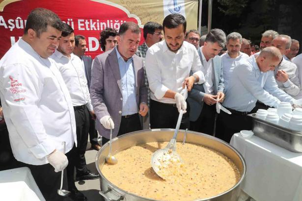 Bağcılar’da 10 bin kişilik aşure ikramı