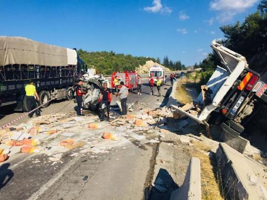 Niksar'da hafif ticari araç ile kamyonet çarpıştı: 5 yaralı