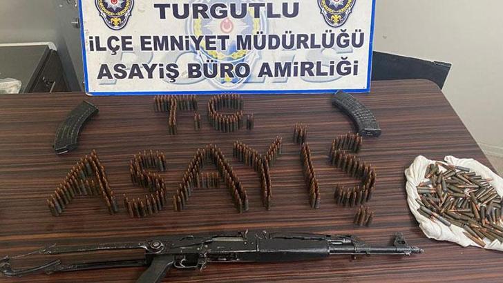 Polisin durdurduÄŸu otomobilde uzun namlulu silah ile 496 adet mermi ele geçirildi