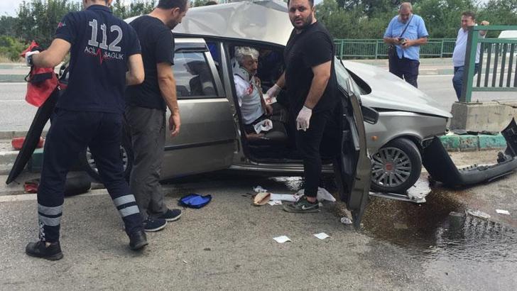 Direğe çarpan otomobilde sıkıştı, itfaiyeciler yaralı kurtardı