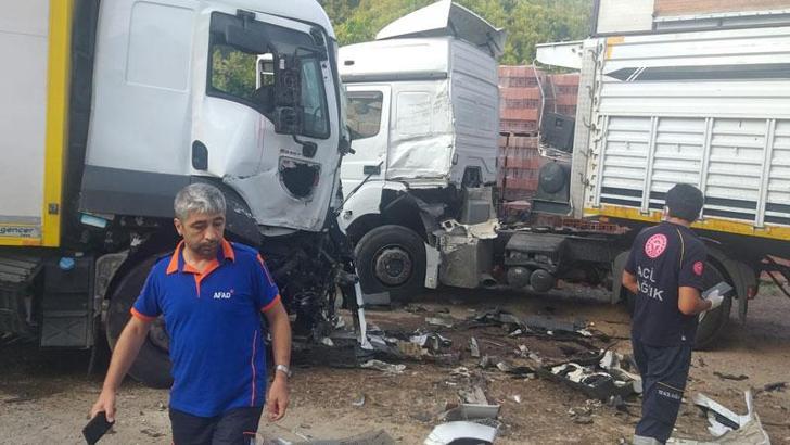 Kamyon, park halindeki TIR’lara çarptı: 3 yaralı