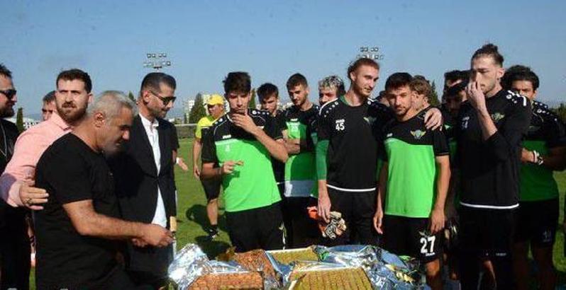 Akhisarspor'da bu kez de 'baklava ikramı kadro dışı bıraktı' kaosu