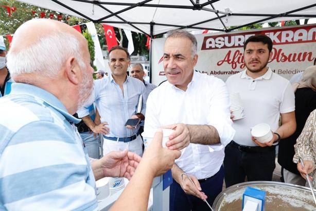 Sultangazi’de vatandaşlara aşure dağıtıldı