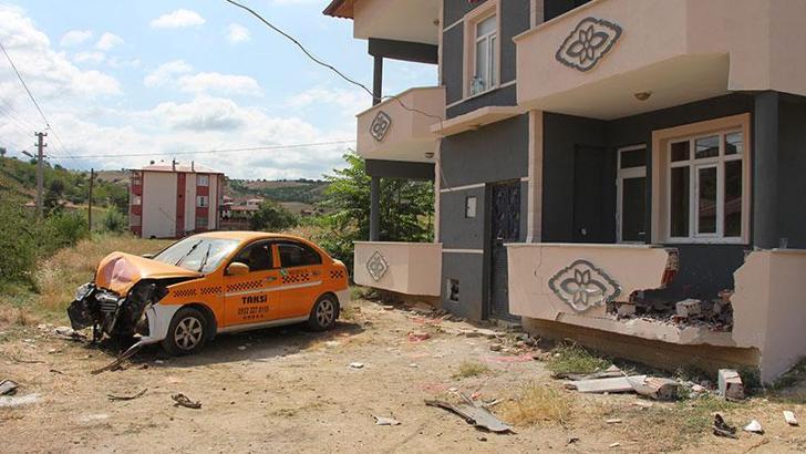 Taksi, evin balkonuna çarptı