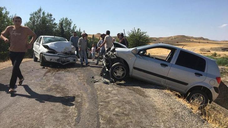 İki otomobil kafa kafaya çarpıştı: 1 ölü, 4 yaralı