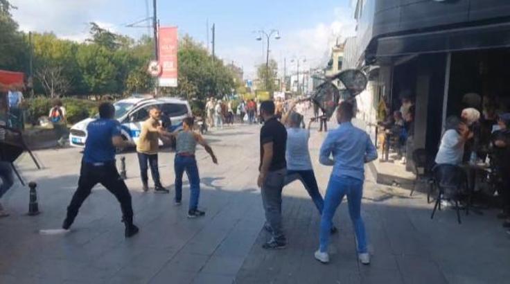 Kadıköy'de bıçaklı kavga kamerada
