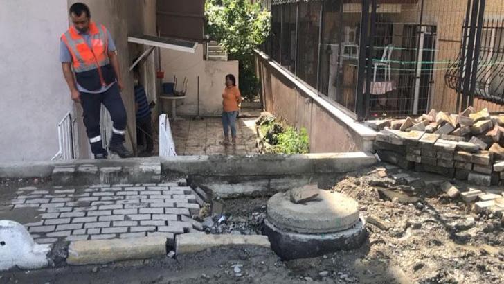 Avcılar’da İSKİ’nin açık bıraktığı rögar su baskınına ve yol çökmesine neden oldu
