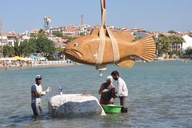 Datça'da denize dev orfoz balığı heykeli