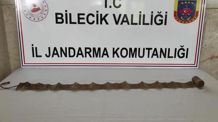 Yılan derisi üzerine Arapça harflerle işlenmiş eserle yakalandı