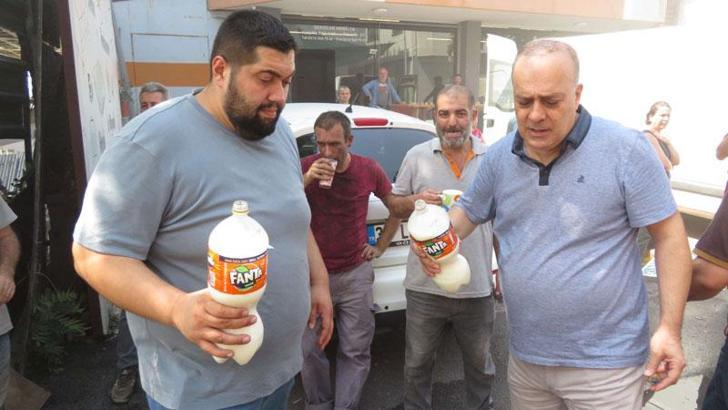 Mobilya imalathanesinde çıkan yangında esnaf  çalışanlara ayran ikram etti