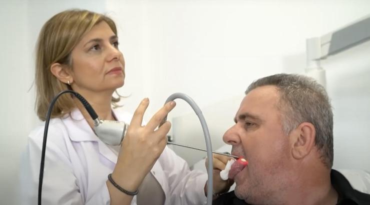 Ses kısıklığı şikayetiyle gittiği hastanede gırtlak kanseri olduğunu öğrendi