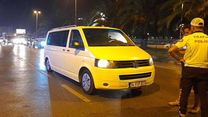 Fatih'te 8 kişilik minibüste 18 kaçak göçmen yakaladı