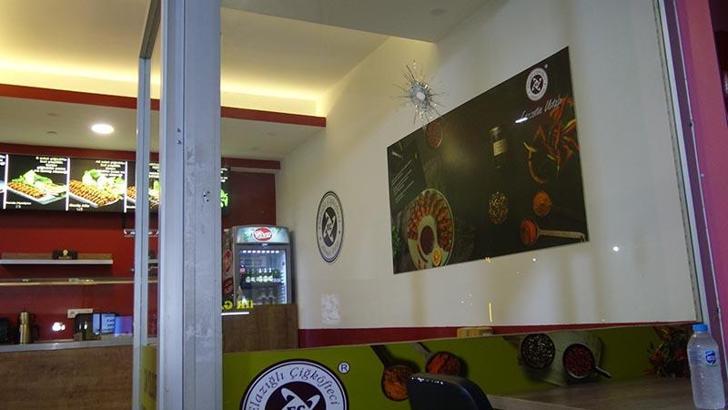 Kavgada ateşlenen silahtan çıkan mermi, çiğköfteci dükkanına isabet etti