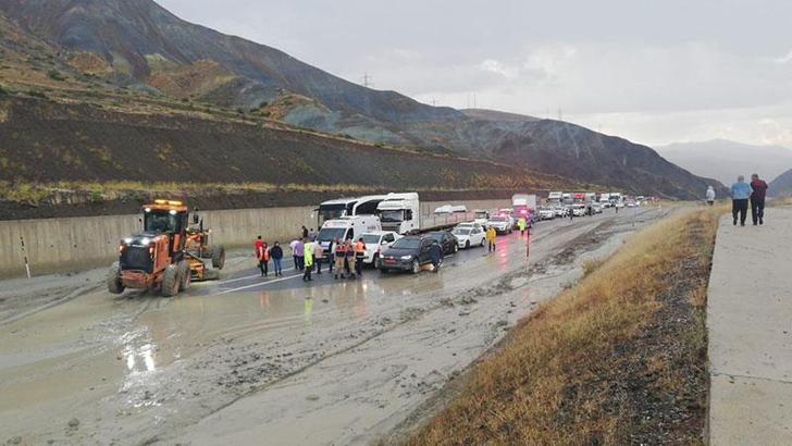 Erzincan-Sivas karayolu heyelan nedeniyle ulaşıma kapattı