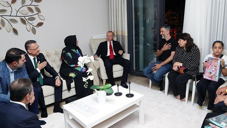 Cumhurbaşkanı Erdoğan, kentsel dönüşüm projesinde hak sahibi ailenin evine misafir oldu