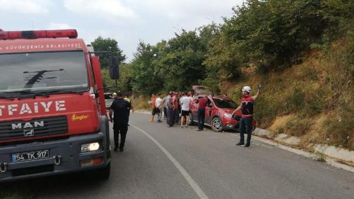 Sakarya'da kontrolden çıkan cip yan yattı: 3 yaralı
