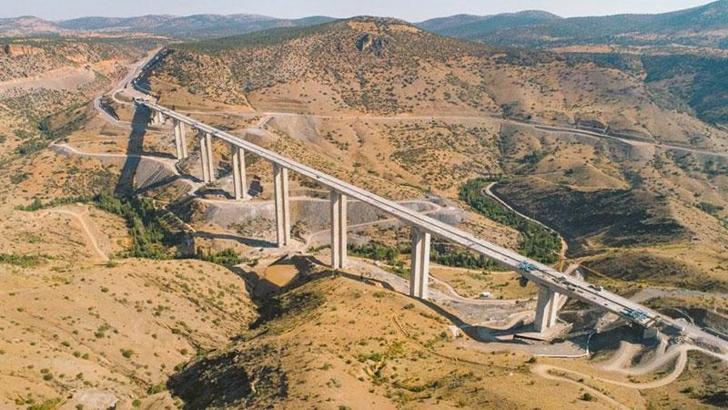 Türkiye'nin en yüksek ayaklı viyadüğünde sağ ve sol tabliye imalatı tamam