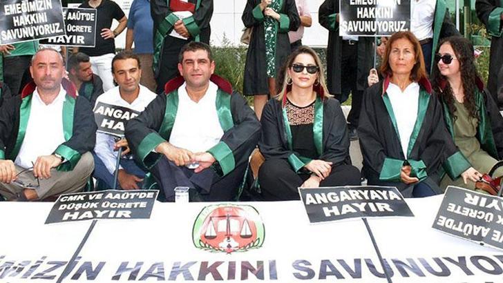 Adana Barosu avukatlarından adliye önünde 'ücret tarifesi' eylemi