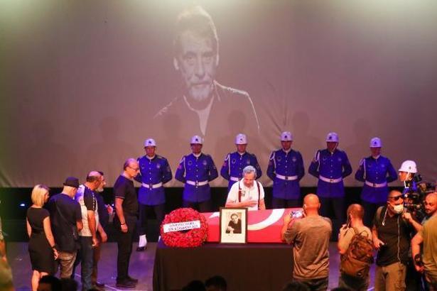 Tiyatro oyuncusu Civan Canova için cenaze töreni düzenlendi