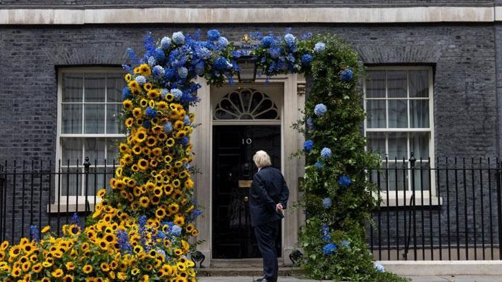 İngiltere başbakanlık konutu Ukrayna bayrağının renkleriyle süslendi