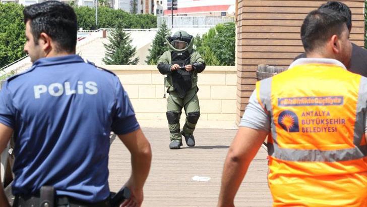 Üst geçitteki şüpheli valizden kurabiye çıktı