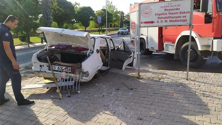 Elazığ’da otomobil ile yolcu minibüsü çarpıştı: 7 yaralı