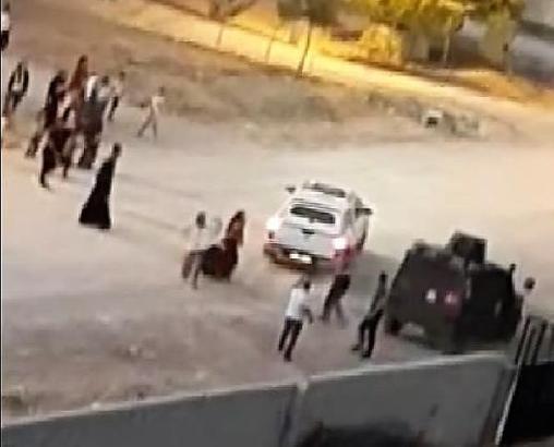 Eşini ve 3 kızını öldüren şüpheliye keşif sonrası mahallelinin tepkisi kamerada