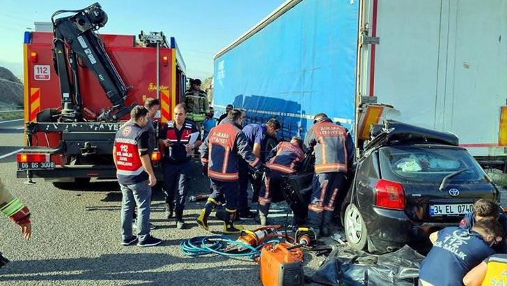 Otomobil, emniyet şeridindeki TIR'a çarptı: 4 ölü, 1 yaralı