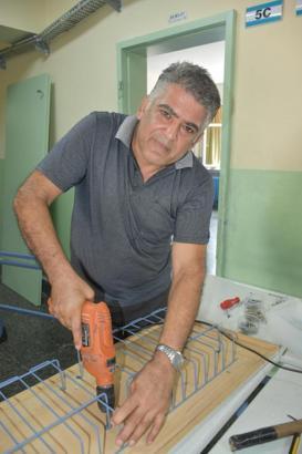 Müdür yardımcısı okuldaki tamir ve bakım işlerini kendisi yapıyor