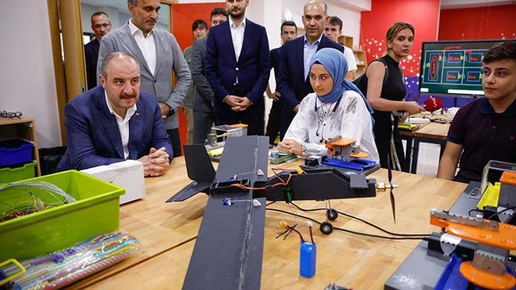 Bakan Varank Arnavutköy Bilişim Akademisini ziyaret etti