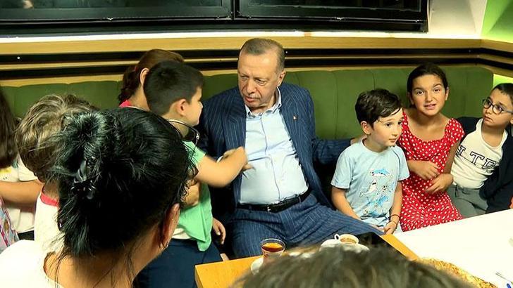 Cumhurbaşkanı Erdoğan pastanede vatandaşlarla sohbet etti