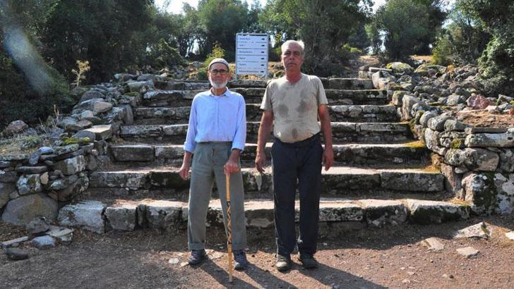 Baba-oğul, 54 yıldır antik kent Aigai'yi koruyor