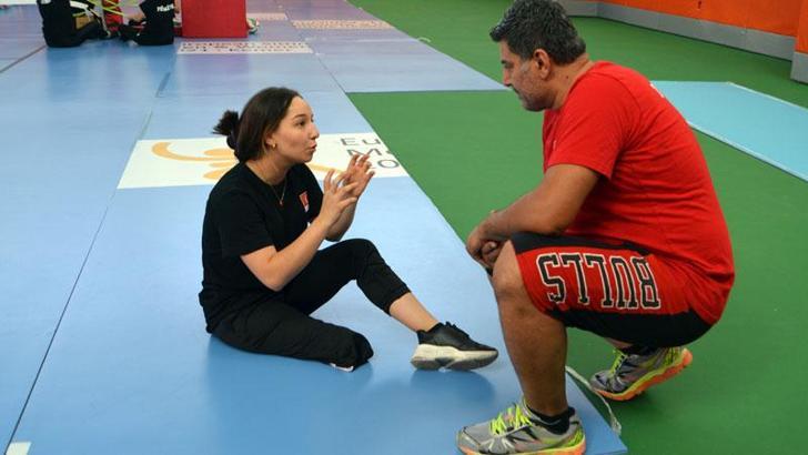 Bacağını kaybeden Ceren, ne eğitimden ne de voleyboldan koptu