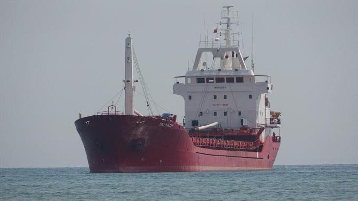 Çanakkale Boğazı girişinde karaya oturan kargo gemisi kurtarıldı