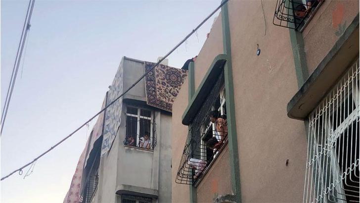 Polisten kaçarken çatıya çıkıp çocuğu tabancayla rehin aldı