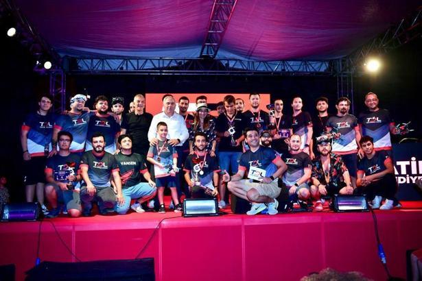 Yedikule Hisarı Drone Yarışları’nın birincileri ödüllerini aldı