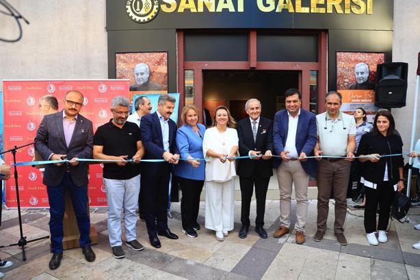 Ressam Prof. Dr. Devrim Erbil, memleketi UÅŸak'ta sevenleriyle buluÅŸtu