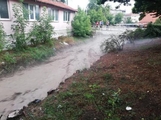 Bursa’da dolu ve fırtınada cami minaresi hasar gördü (2)