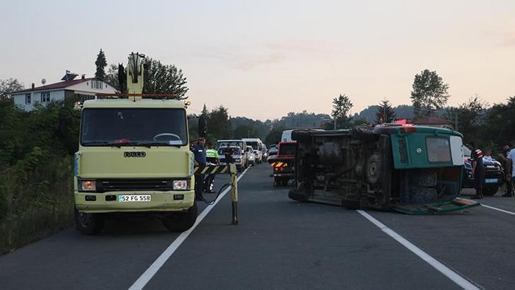 Köpeğe çarpmamak için şerit değiştiren cip, yolcu minibüsüne çarptı: 17 yaralı