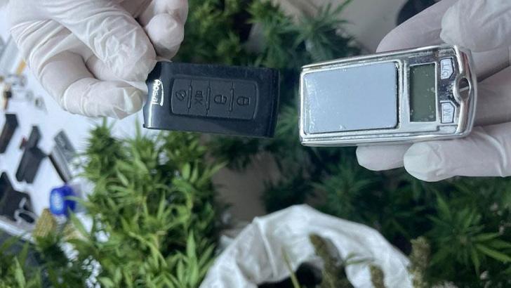 Uyuşturucu satıcısının evinden, araç anahtarı görünümlü terazi çıktı