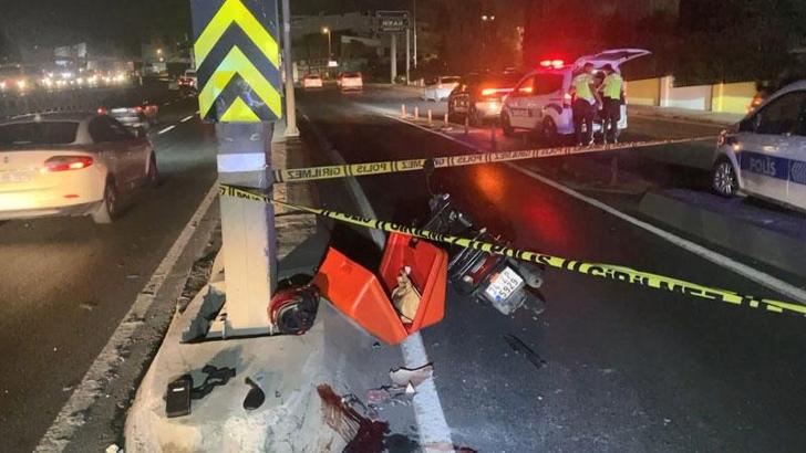 Küçükçekmece'de moto kurye refüje çarparak hayatını kaybetti